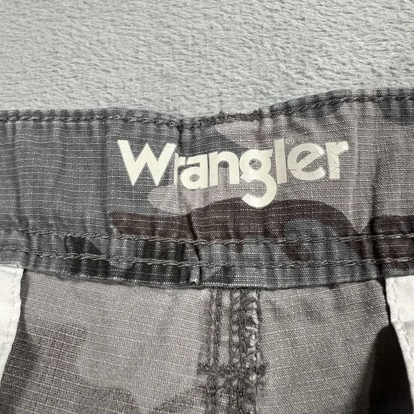 Wrangler Cargo Shorts Mens 36 Green Camo 10" Ripstop Utility Military - Picture 3 of 10